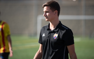 Marc Xalabarder dirigint un partit del CE Mercantil aquesta temporada | Roger Benet